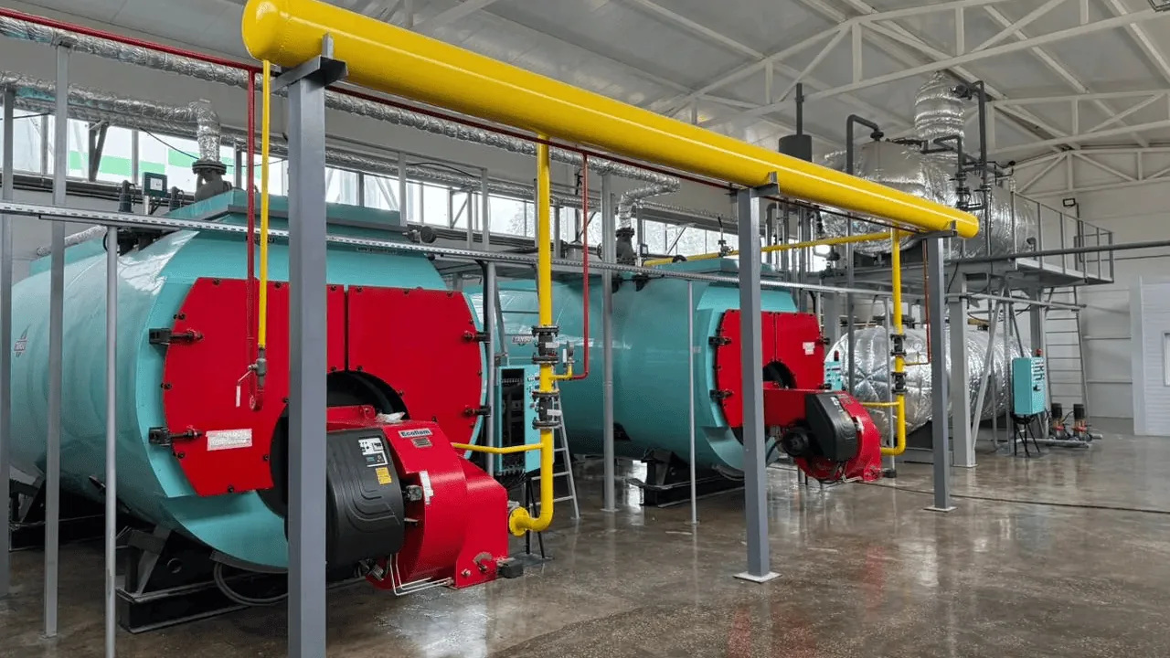 Два паровых котла с газовыми горелками в действующей котельной
